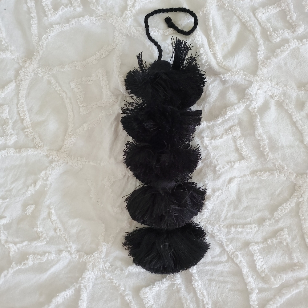 Black Tassel Pom